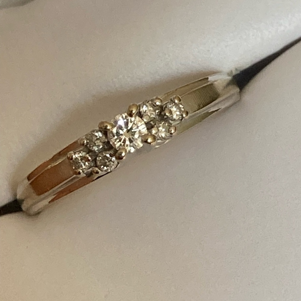 14k Elegant white gold  Diamond Ring - Picture 6 of 11